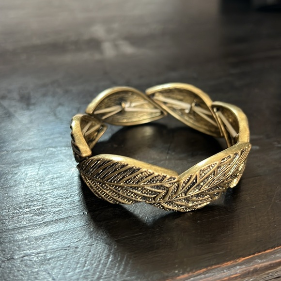 Stretchy elastic band gold toned leaf patterned bracelet - Picture 1 of 4